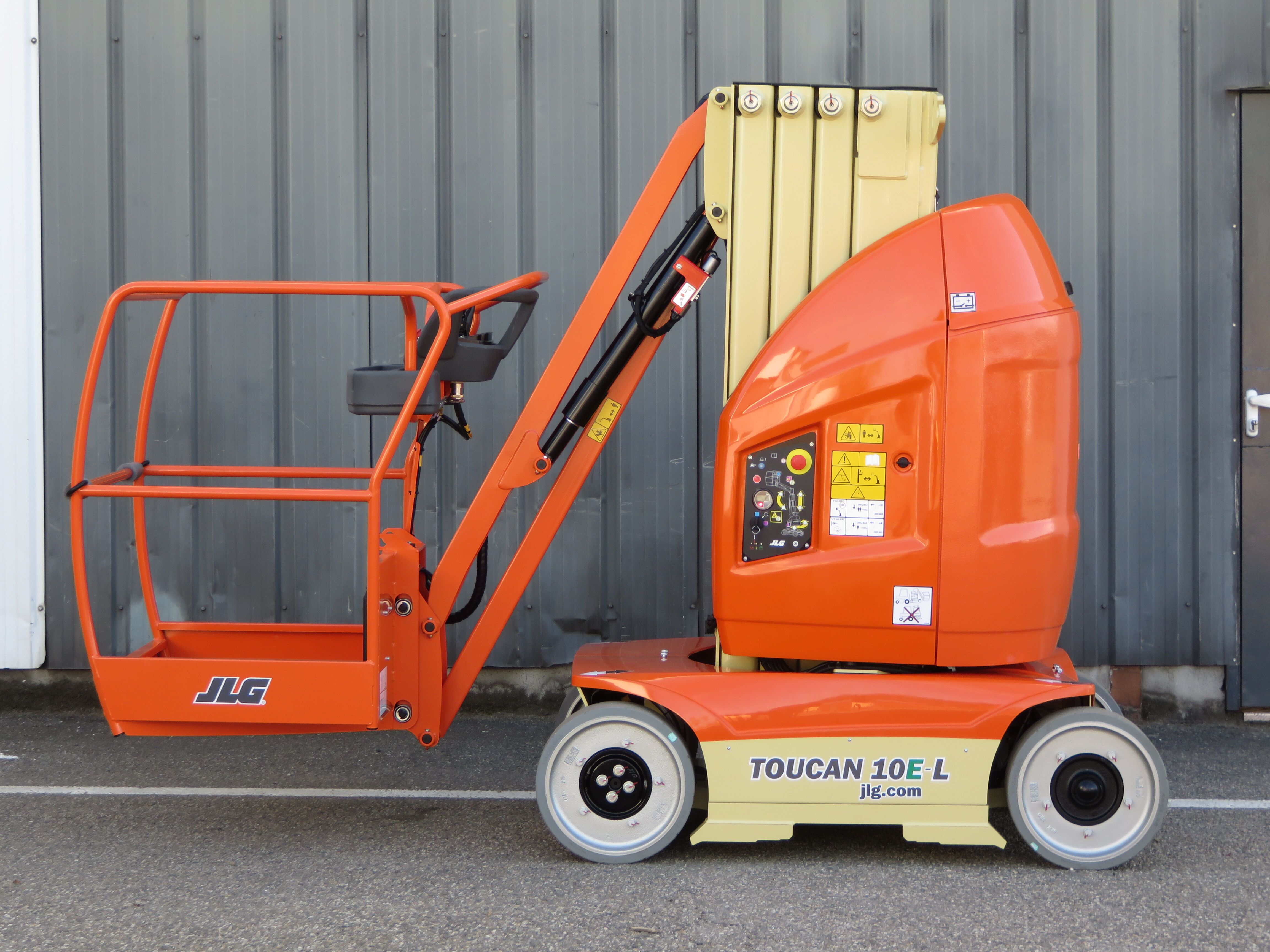 Product: T10E-L - Toucan® Mast Boom Lift