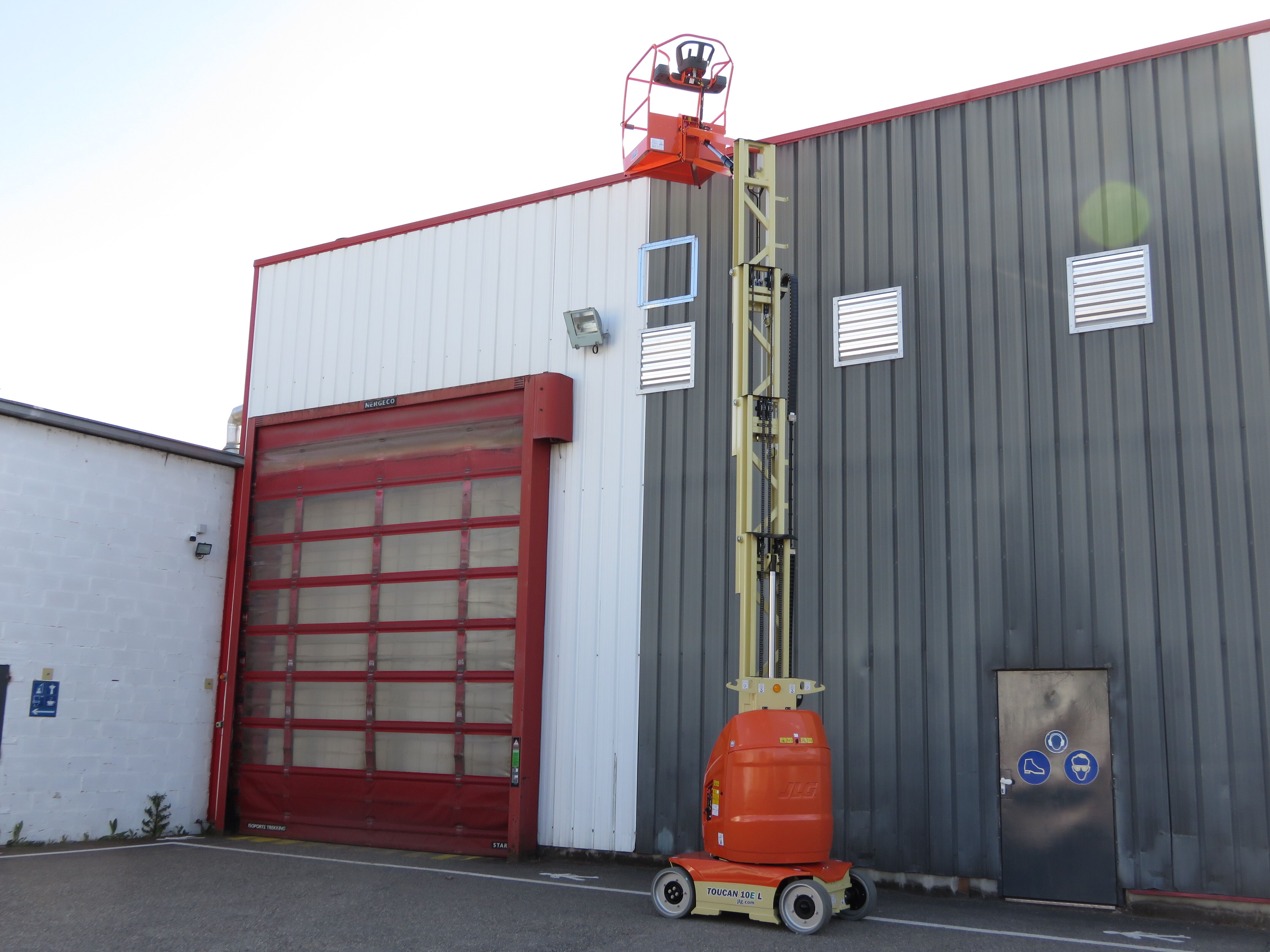 Product: T10E-L - Toucan® Mast Boom Lift